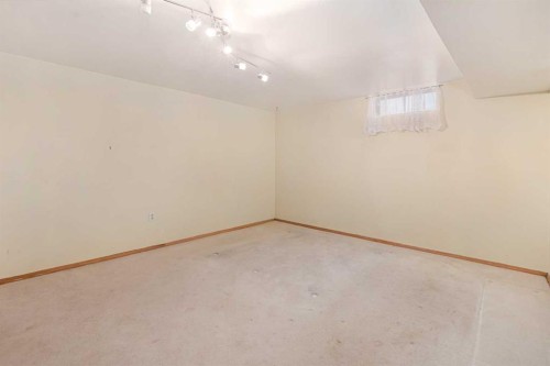 1423 18A Street Ne, Calgary, AB - Indoor Photo Showing Other Room