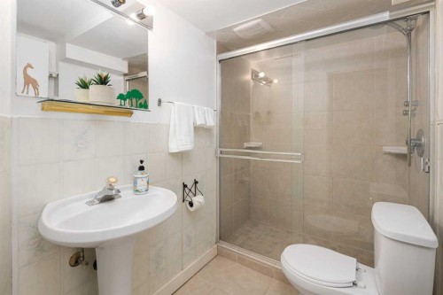 1423 18A Street Ne, Calgary, AB - Indoor Photo Showing Bathroom