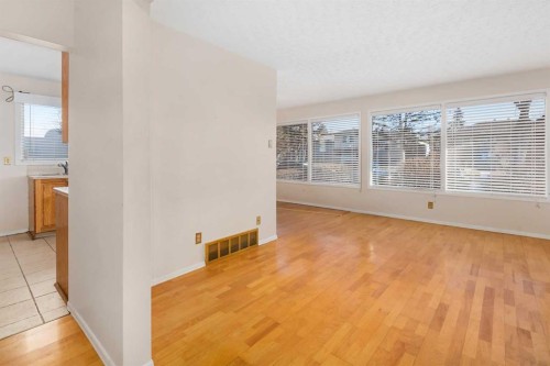 1423 18A Street Ne, Calgary, AB - Indoor Photo Showing Other Room