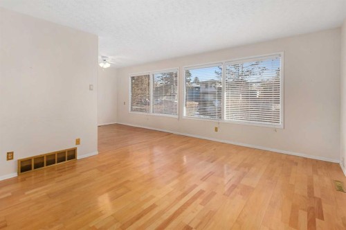 1423 18A Street Ne, Calgary, AB - Indoor Photo Showing Other Room