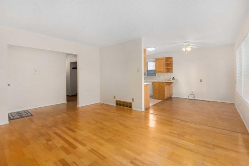 1423 18A Street Ne, Calgary, AB - Indoor Photo Showing Other Room