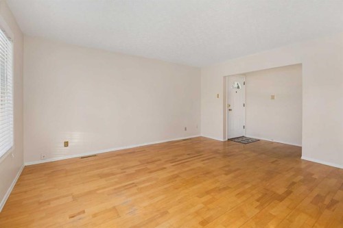 1423 18A Street Ne, Calgary, AB - Indoor Photo Showing Other Room
