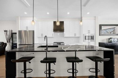 4635 79 Street Nw, Calgary, AB - Indoor Photo Showing Kitchen With Upgraded Kitchen