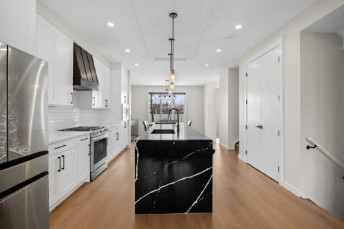 4635 79 Street Nw, Calgary, AB - Indoor Photo Showing Kitchen With Upgraded Kitchen