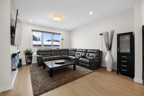 4635 79 Street Nw, Calgary, AB - Indoor Photo Showing Living Room