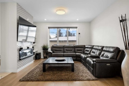 4635 79 Street Nw, Calgary, AB - Indoor Photo Showing Living Room
