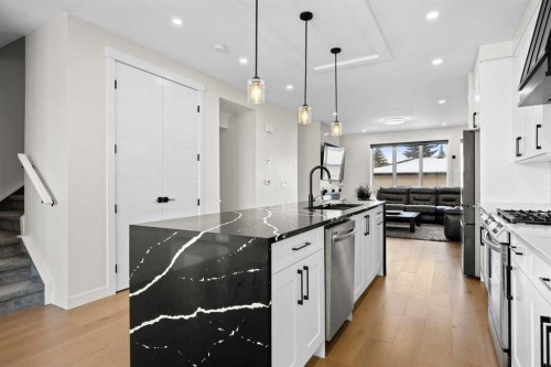 4635 79 Street Nw, Calgary, AB - Indoor Photo Showing Kitchen With Upgraded Kitchen