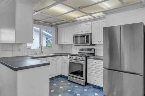 403 Queen Alexandra Way Se, Calgary, AB - Indoor Photo Showing Kitchen