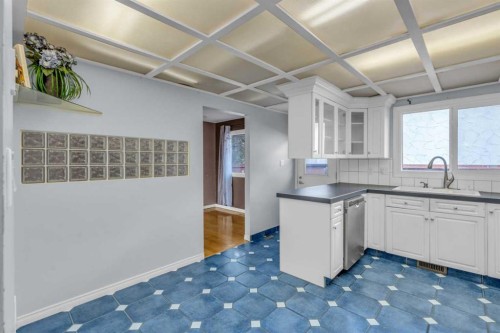 403 Queen Alexandra Way Se, Calgary, AB - Indoor Photo Showing Kitchen