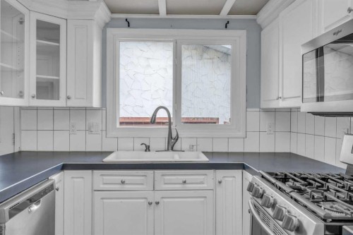 403 Queen Alexandra Way Se, Calgary, AB - Indoor Photo Showing Kitchen