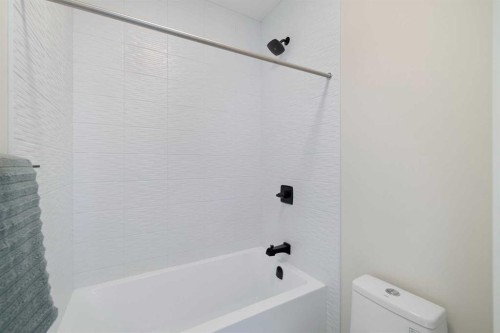 232 West Chestermere Drive, Chestermere, AB - Indoor Photo Showing Bathroom