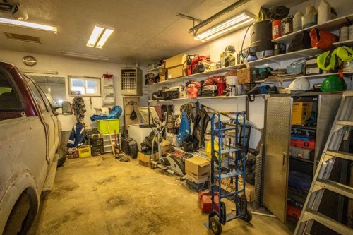 128 10 Avenue Ne, Sundre, AB - Indoor Photo Showing Garage