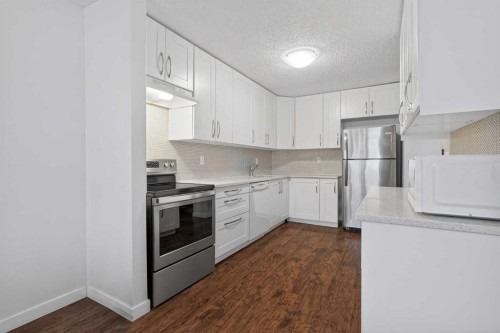 68 Cedarwood Hill Sw, Calgary, AB - Indoor Photo Showing Kitchen