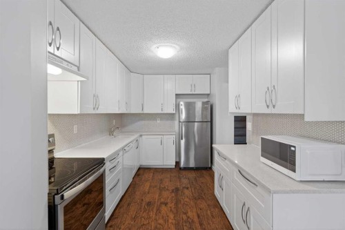 68 Cedarwood Hill Sw, Calgary, AB - Indoor Photo Showing Kitchen