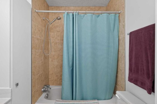 68 Cedarwood Hill Sw, Calgary, AB - Indoor Photo Showing Bathroom