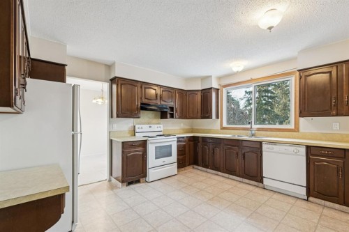 219 Silvercreek Close Nw, Calgary, AB - Indoor Photo Showing Kitchen