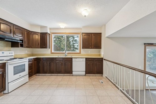 219 Silvercreek Close Nw, Calgary, AB - Indoor Photo Showing Kitchen