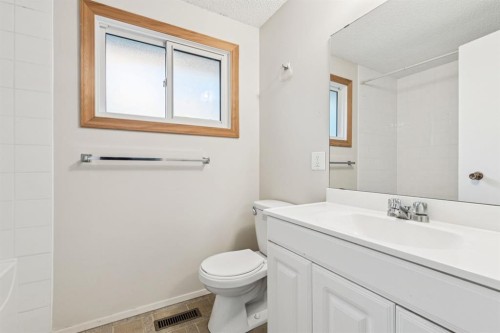 219 Silvercreek Close Nw, Calgary, AB - Indoor Photo Showing Bathroom
