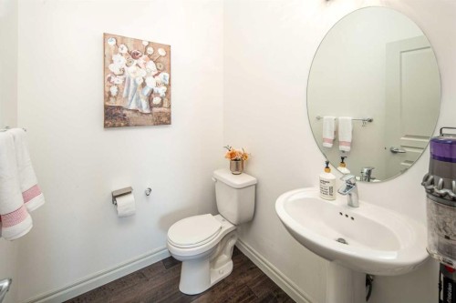498 Sherwood Boulevard Nw, Calgary, AB - Indoor Photo Showing Bathroom