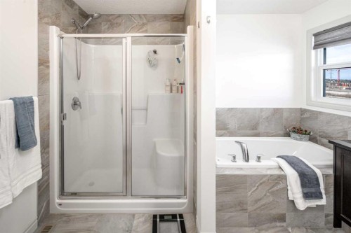 498 Sherwood Boulevard Nw, Calgary, AB - Indoor Photo Showing Bathroom