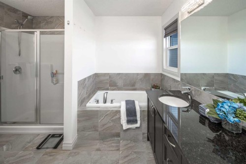 498 Sherwood Boulevard Nw, Calgary, AB - Indoor Photo Showing Bathroom