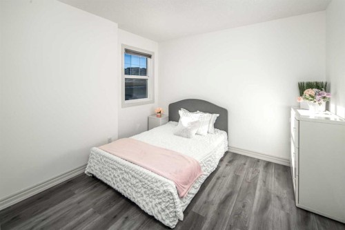 498 Sherwood Boulevard Nw, Calgary, AB - Indoor Photo Showing Bedroom