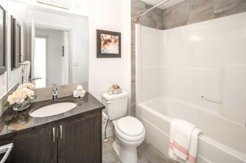 498 Sherwood Boulevard Nw, Calgary, AB - Indoor Photo Showing Bathroom
