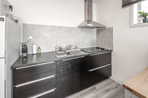 498 Sherwood Boulevard Nw, Calgary, AB - Indoor Photo Showing Kitchen