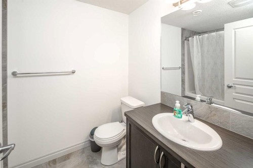 498 Sherwood Boulevard Nw, Calgary, AB - Indoor Photo Showing Bathroom