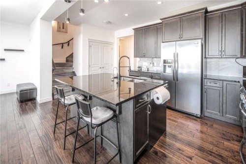 498 Sherwood Boulevard Nw, Calgary, AB - Indoor Photo Showing Kitchen With Upgraded Kitchen
