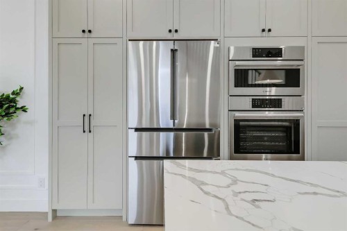 1728 19 Avenue Nw, Calgary, AB - Indoor Photo Showing Kitchen