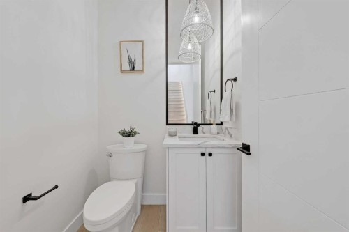 1728 19 Avenue Nw, Calgary, AB - Indoor Photo Showing Bathroom