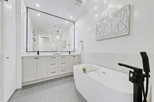 1728 19 Avenue Nw, Calgary, AB - Indoor Photo Showing Bathroom