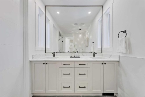 1728 19 Avenue Nw, Calgary, AB - Indoor Photo Showing Bathroom