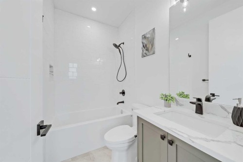 1728 19 Avenue Nw, Calgary, AB - Indoor Photo Showing Bathroom