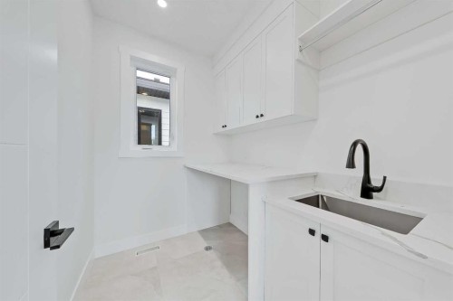 1728 19 Avenue Nw, Calgary, AB - Indoor Photo Showing Other Room