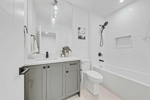 1728 19 Avenue Nw, Calgary, AB - Indoor Photo Showing Bathroom