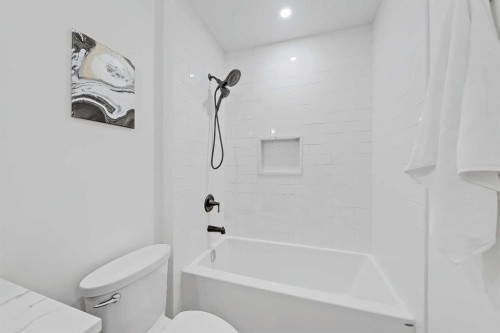 1728 19 Avenue Nw, Calgary, AB - Indoor Photo Showing Bathroom