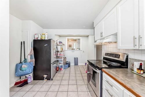 2208 47 Street Se, Calgary, AB - Indoor Photo Showing Kitchen