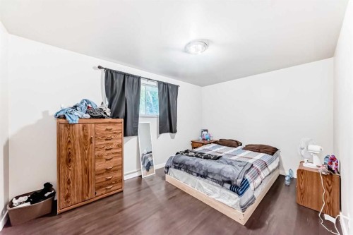 2208 47 Street Se, Calgary, AB - Indoor Photo Showing Bedroom