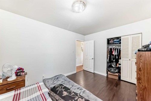 2208 47 Street Se, Calgary, AB - Indoor Photo Showing Bedroom