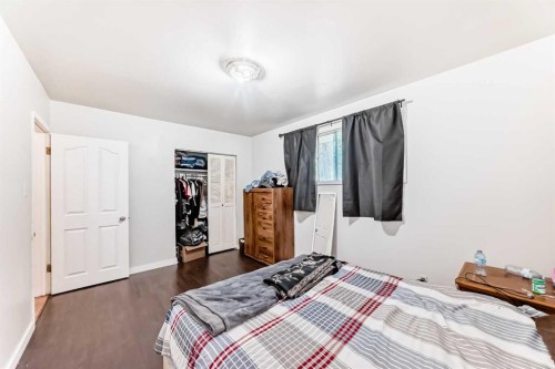 2208 47 Street Se, Calgary, AB - Indoor Photo Showing Bedroom