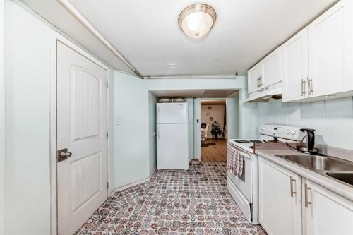 2208 47 Street Se, Calgary, AB - Indoor Photo Showing Kitchen