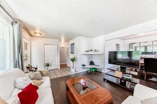 2208 47 Street Se, Calgary, AB - Indoor Photo Showing Living Room