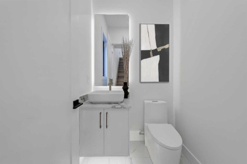 2720 5 Avenue Nw, Calgary, AB - Indoor Photo Showing Bathroom