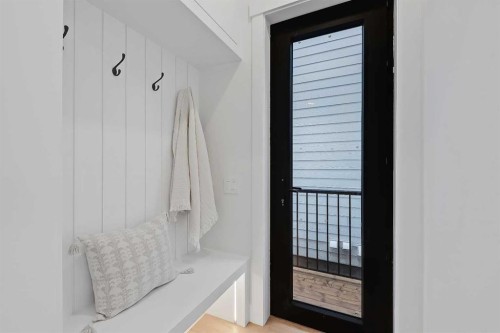 2720 5 Avenue Nw, Calgary, AB - Indoor