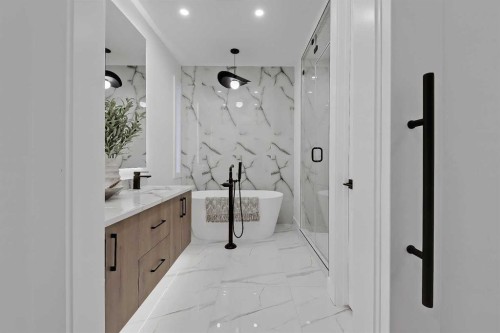 2720 5 Avenue Nw, Calgary, AB - Indoor Photo Showing Bathroom