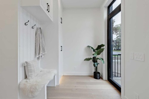 2720 5 Avenue Nw, Calgary, AB - Indoor Photo Showing Other Room