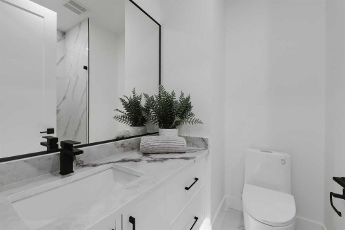 2720 5 Avenue Nw, Calgary, AB - Indoor Photo Showing Bathroom