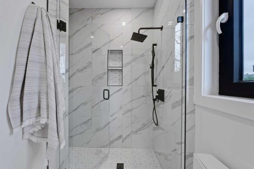 2720 5 Avenue Nw, Calgary, AB - Indoor Photo Showing Bathroom